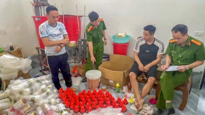 Phòng Cảnh sát kinh tế kiểm tra, phát hiện thuốc bảo vệ thực vật và thuốc diệt chuột giả tại nhà của Nguyễn Văn Vĩnh. Ảnh: Công an tỉnh Bắc Giang