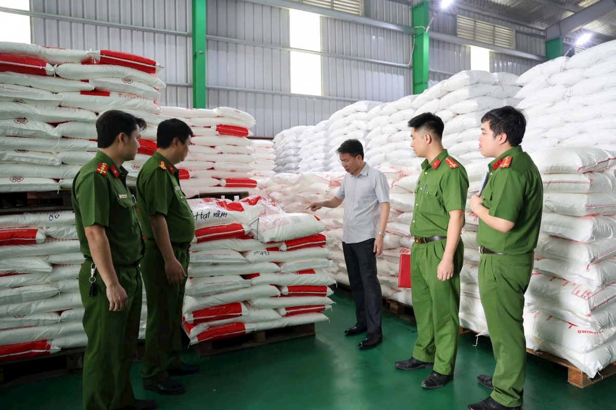 Lượng hàng hóa bị cơ quan kiểm tra. Ảnh: Nguyễn Chung.