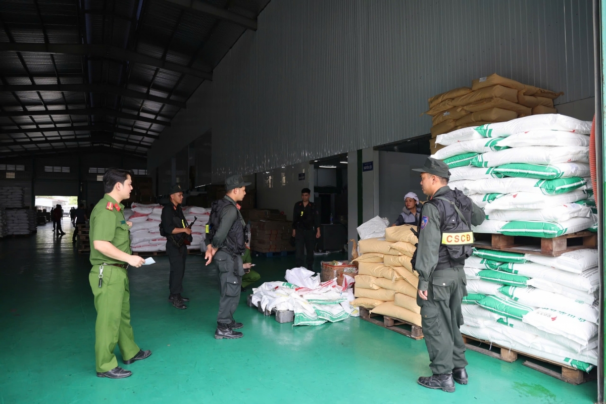 Số lượng lớn hàng hóa bị thu giữ. Ảnh: Nguyễn Chung.