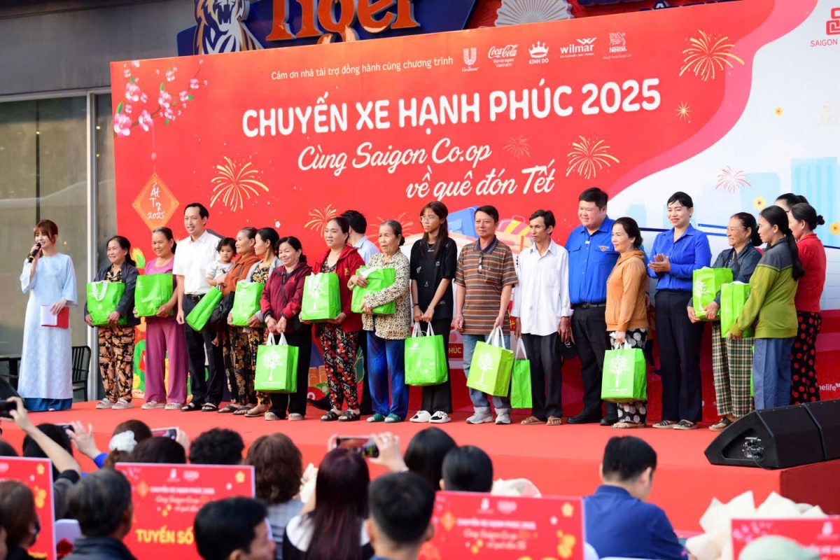 Saigon Co.op tổ chức chuyến xe hạnh phúc đưa người lao động khó khăn về quê ăn Tết Nguyên đán
