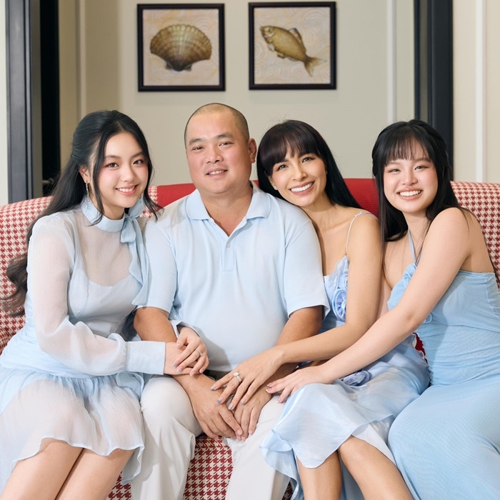 Nhạc sĩ Minh Khang hạnh phúc bên MC Thúy Hạnh và hai con gái.
