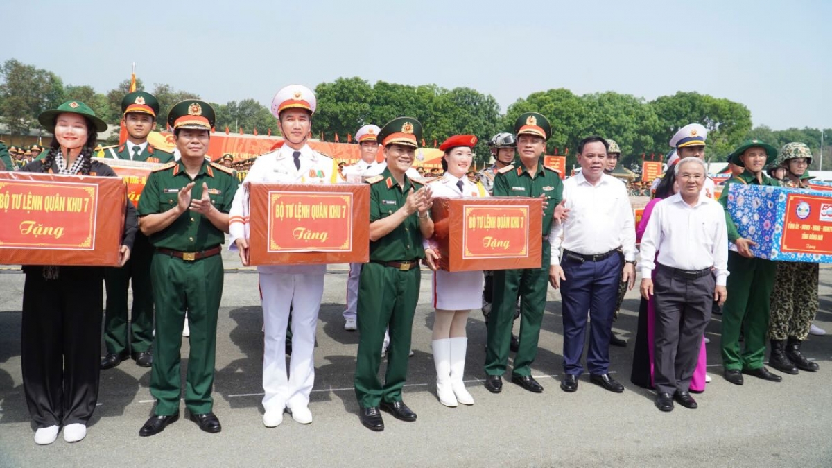 Lãnh đạo tặng quà, động viên các lực lượng tham gia diễu binh, diễu hành (Ảnh: A.T)