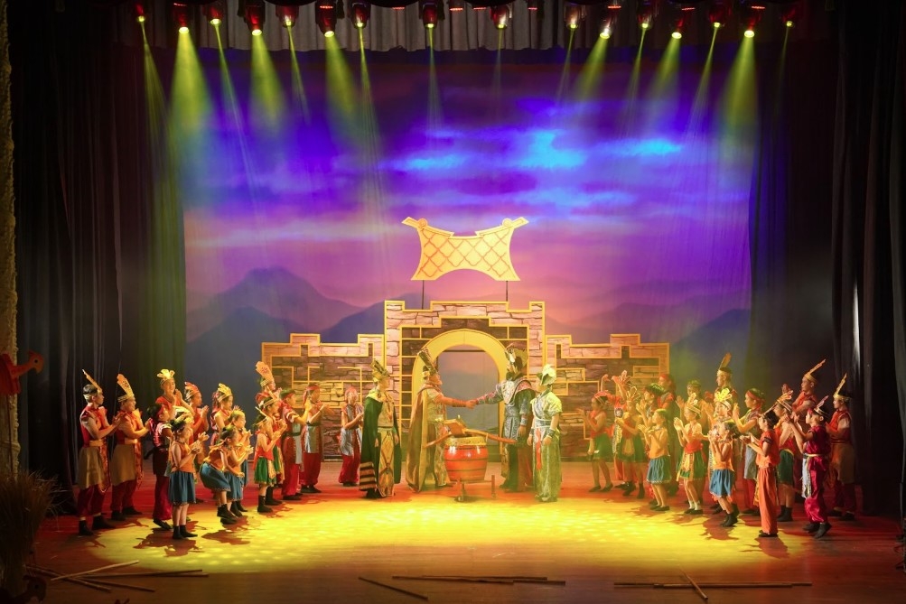 Học sinh Victoria School lần đầu biểu diễn nhạc kịch chuyên nghiệp tại sân khấu Nhà hát Thành phố.