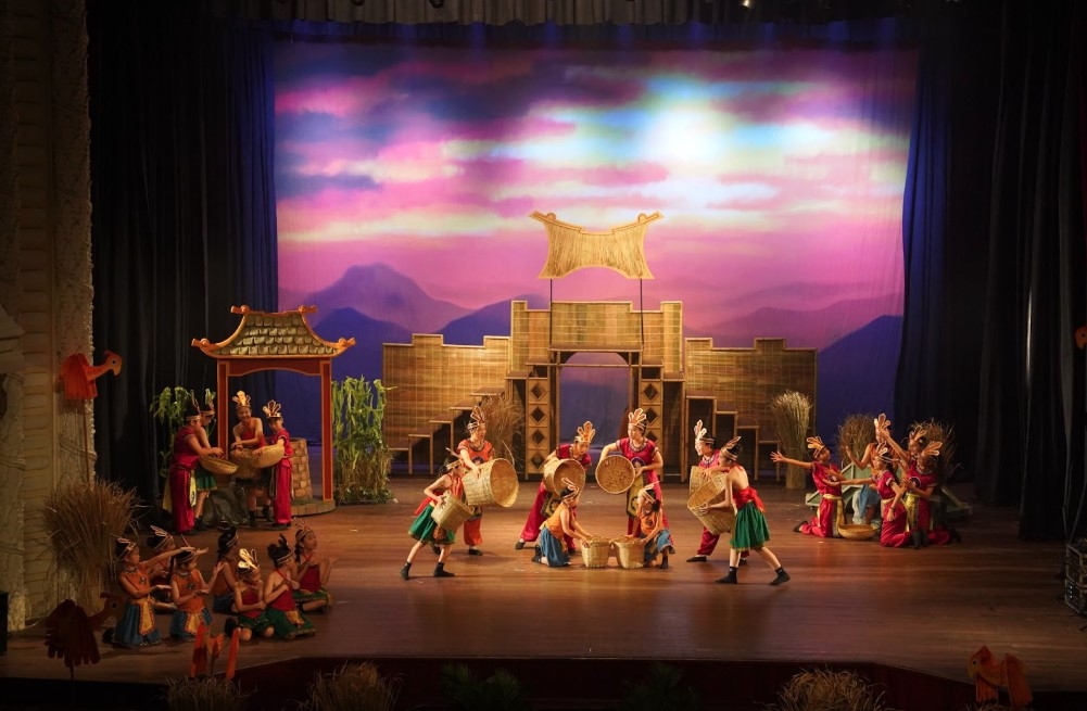 Hơn 50 học sinh Victoria School cùng tỏa sáng trên sân khấu “The Enchanted Crossbow”.