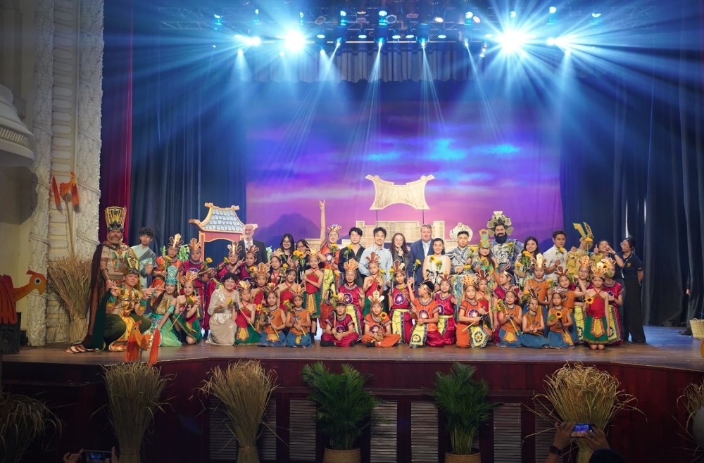 Các em học sinh cùng thầy cô giáo gắn kết hơn sau khi hoàn thành vở diễn.