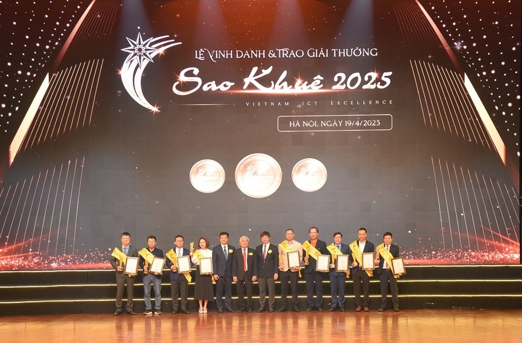 Đại diện VietinBank nhận Giải thưởng Sao Khuê 2025 cho ứng dụng VietinBank iPay Mobile (đầu tiên bên phải)