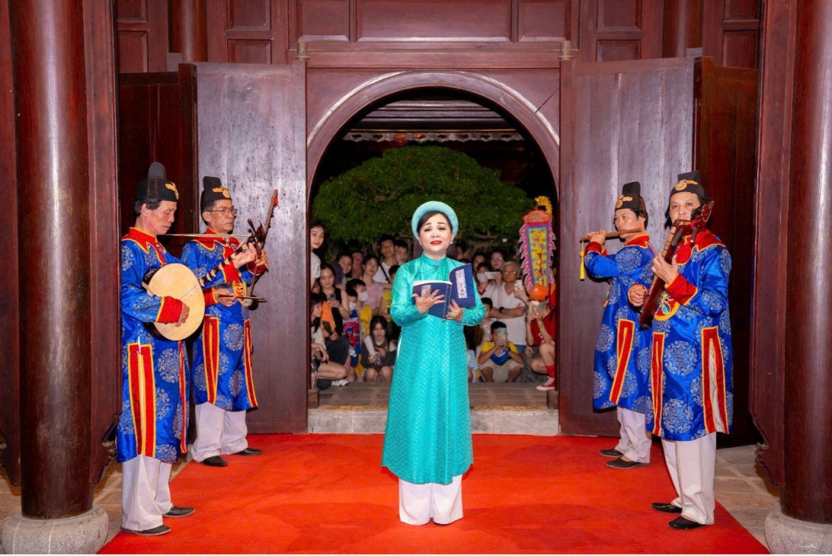 Ca nương biểu diễn “Ngự Hương trà ngát hoàng cung”