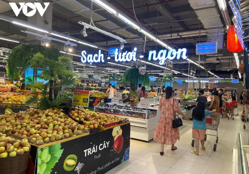 Giảm thuế VAT giúp giảm giá thành hàng hóa, kích thích khả năng tiêu dùng, từ đó, tăng tổng cầu xã hội