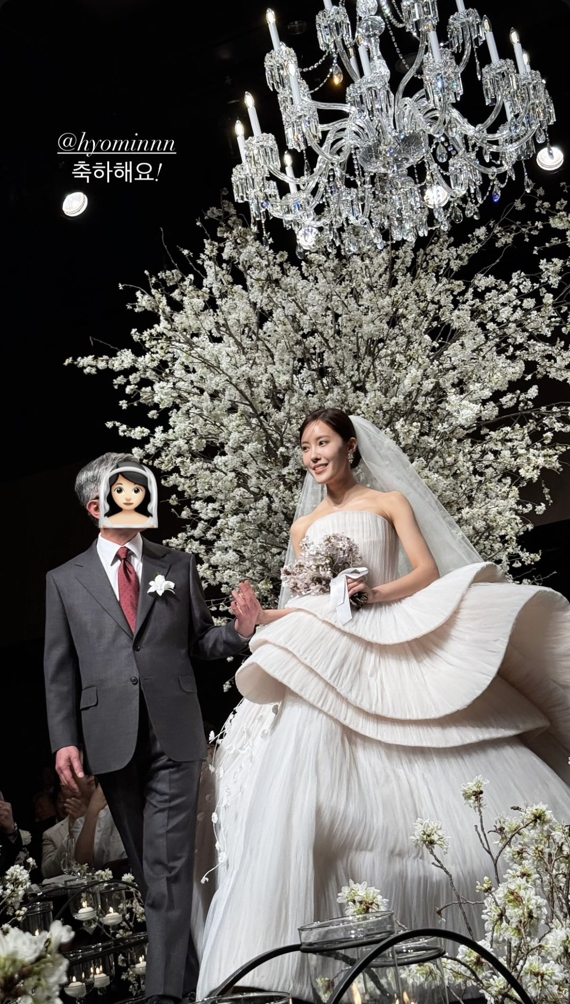 Một khoảnh khắc xúc động trong buổi lễ là khi Hyomin nắm tay cha bước xuống lễ đường, không giấu nổi sự nghẹn ngào khi trao lời thề nguyện cho người bạn đời của mình.