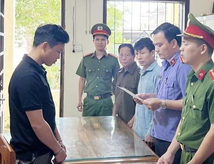 Lực lượng chức năng đang thực hiện lệnh bắt với Đậu Giang Sơn. (Ảnh: CAHT)