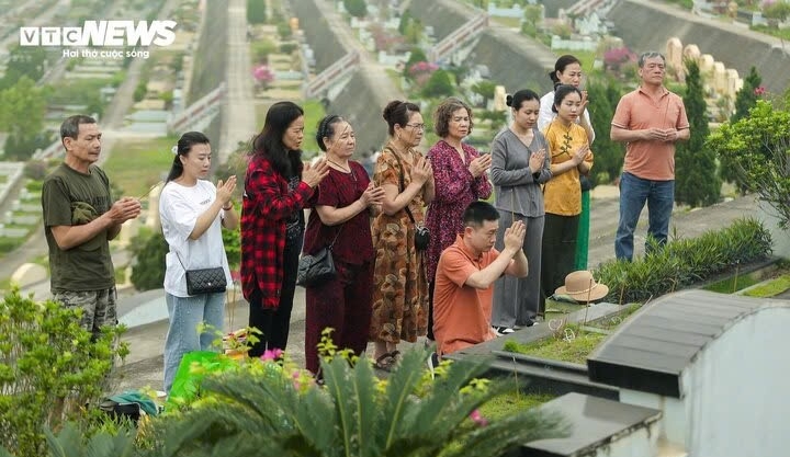 Các gia đình nên tảo mộ theo đúng trình tự. (Ảnh: Ngô Nhung)
