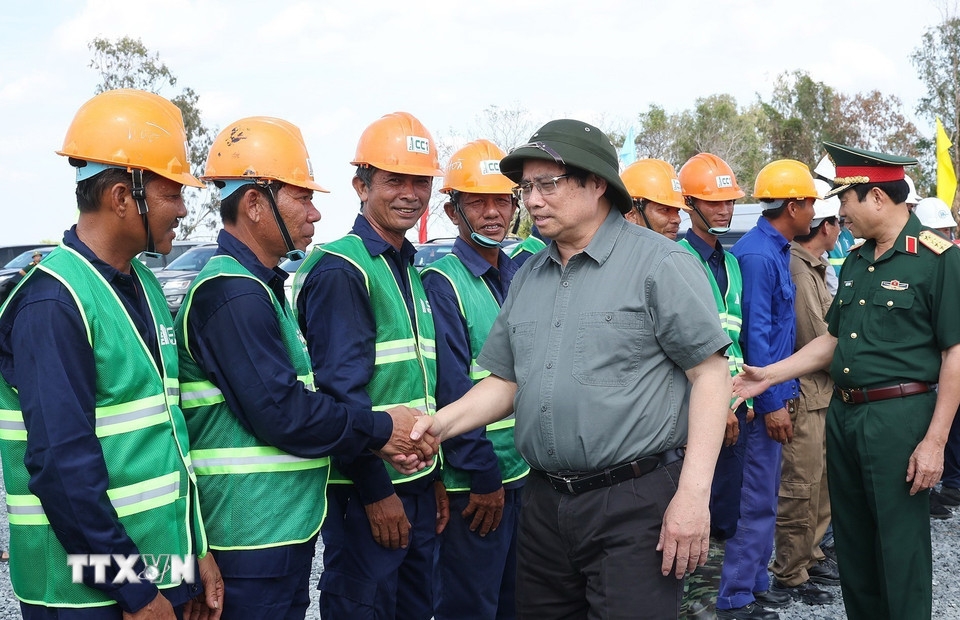 Thủ tướng thăm hỏi, động viên cán bộ, kỹ sư đang thi công dự án Cao tốc Cần Thơ-Cà Mau. (Ảnh: TTXVN)