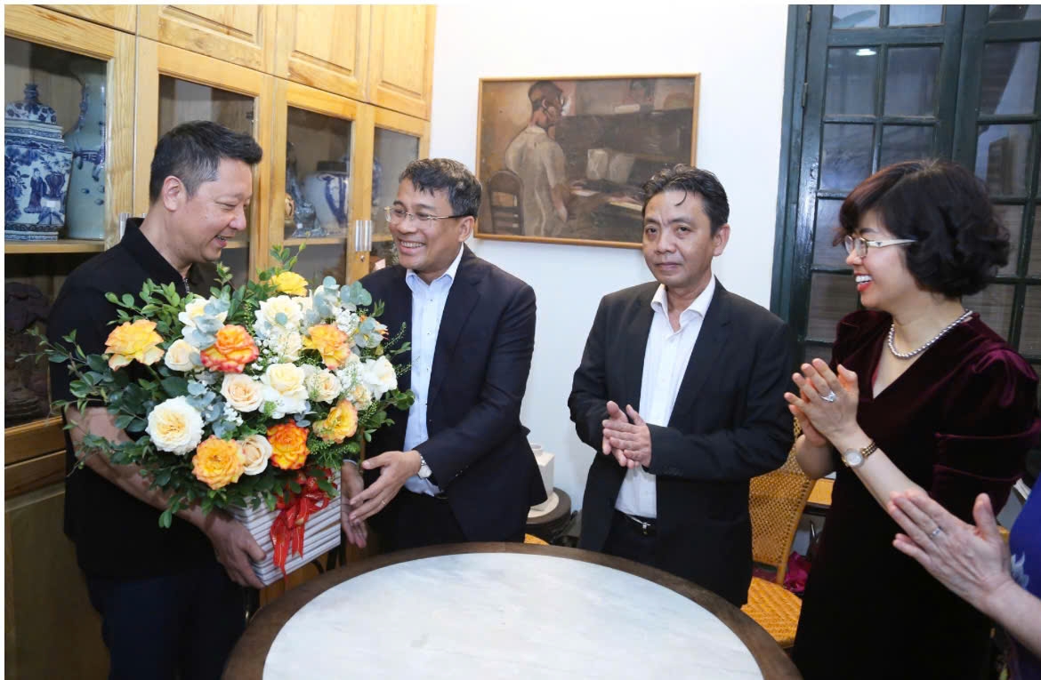 Thứ trưởng thường trực Bộ Ngoại giao Nguyễn Minh Vũ và Thứ trưởng Bộ Văn hoá, Thể thao và Du lịch Hoàng Đạo Cương tặng hoa chúc mừng Gia đình Nhạc sỹ Hoàng Vân