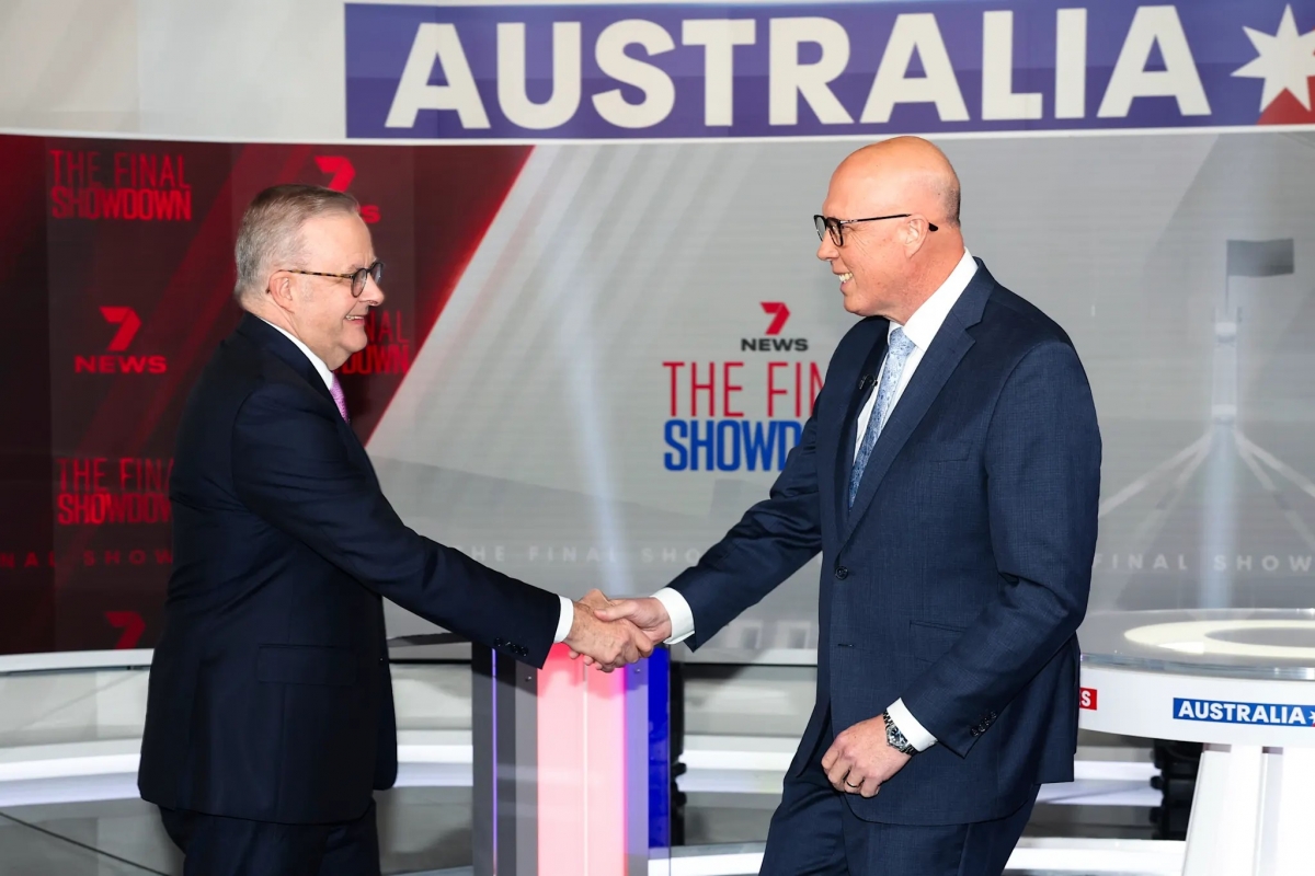 Thủ tướng Australia Anthony Albanese (trái) và người đứng đầu phe đối lập Peter Dutton (phải) bắt tay trước cuộc tranh luận cuối cùng. Nguồn: Alex Ellinghausen