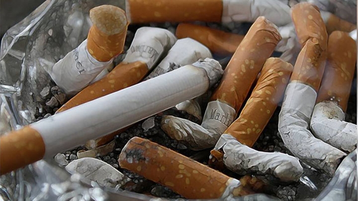 Người đàn ông hút 3 bao thuốc mỗi ngày trong 23 năm qua.