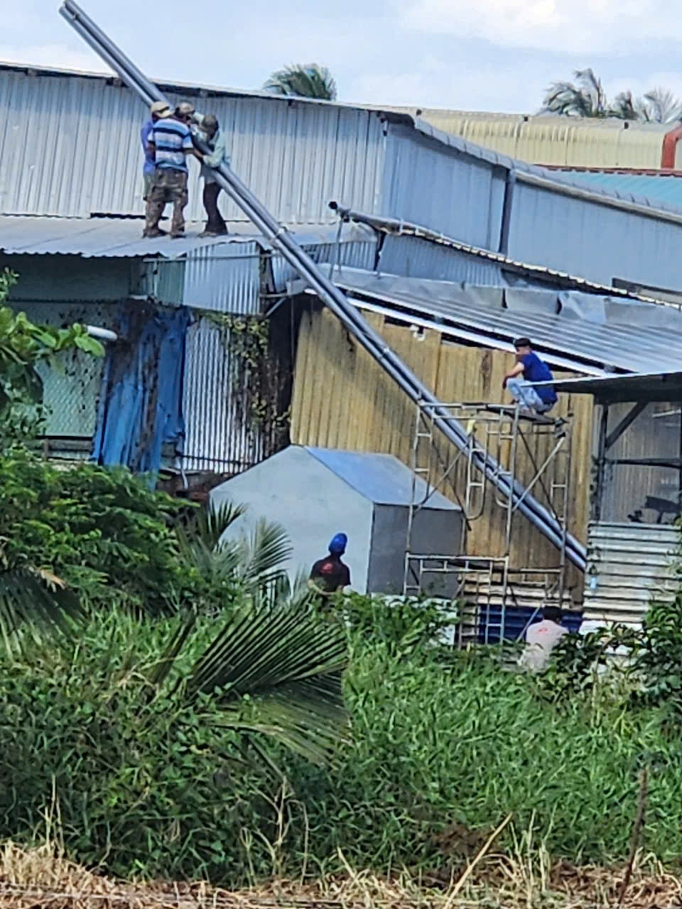 Doanh nghiệp lắp đặt các ống khói lên cao