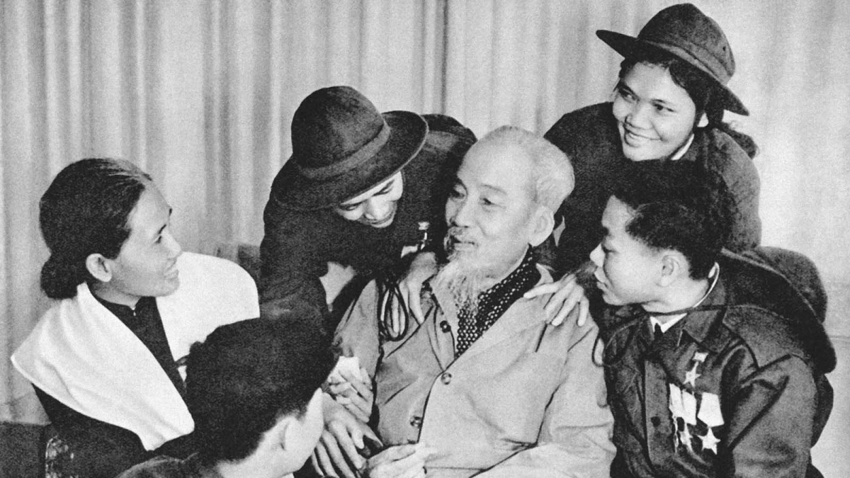 Bác Hồ với các anh hùng và dũng sĩ miền Nam năm 1969. Ảnh: Tư liệu/TTXVN