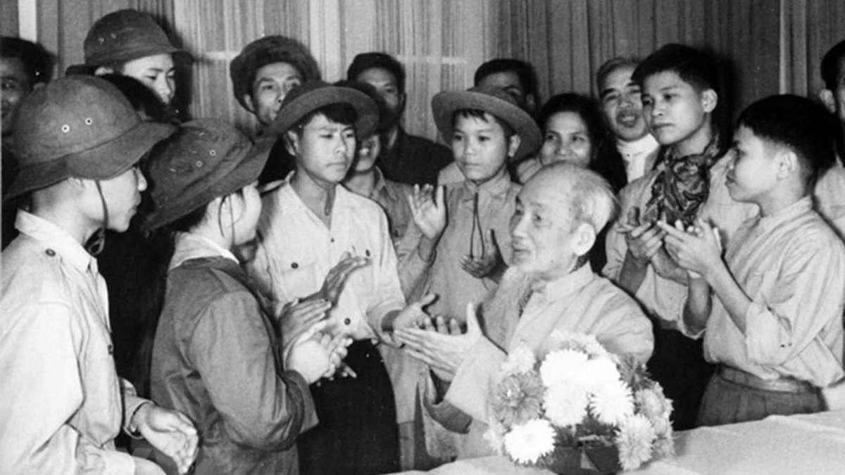 Bác Hồ với thiếu nhi trong Đoàn Dũng sĩ miền Nam ra thăm miền Bắc, ngày 13/2/1969. Ảnh: Tư liệu/TTXVN