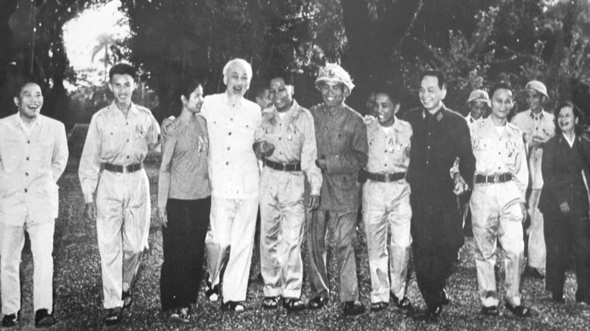 Chủ tịch Hồ Chí Minh và Đại tướng Võ Nguyên Giáp chào đón đoàn đại biểu Anh hùng chiến sĩ thi đua các lực lượng giải phóng miền Nam ra thăm miền Bắc tháng 11/1965. Ảnh: Tư liệu/TTXVN