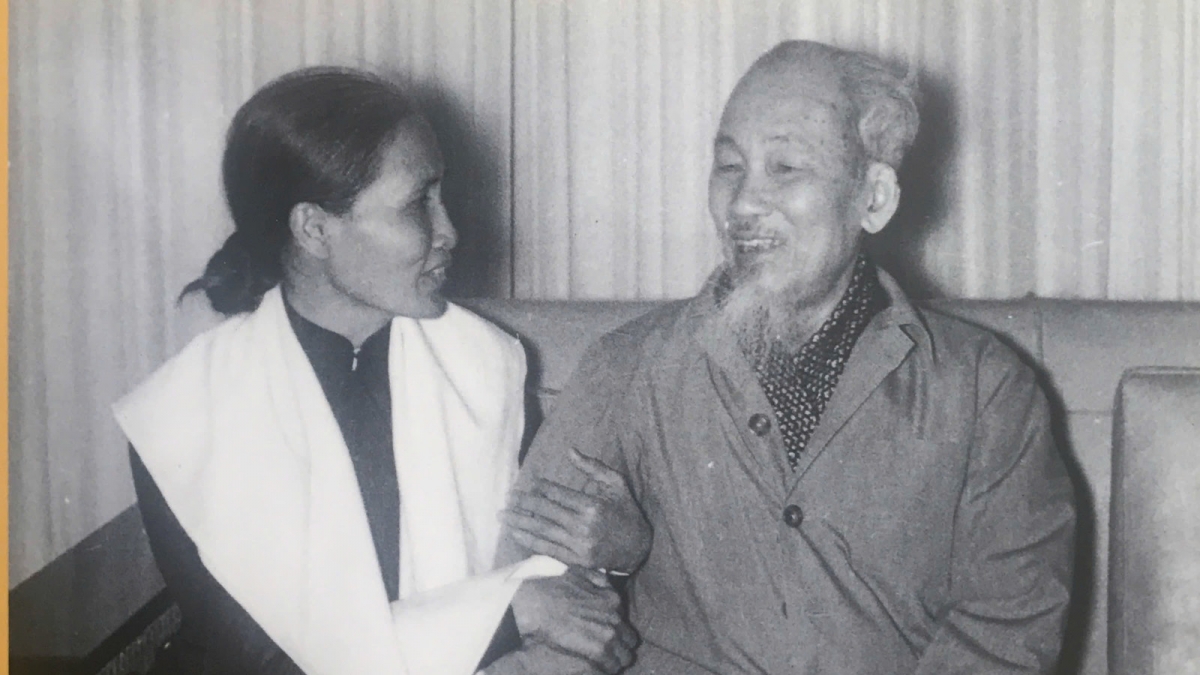 Bác Hồ trò chuyện với bà Nguyễn Thị Ráo, thành viên đoàn đại biểu Mặt trận dân tộc giải phóng miền Nam Việt Nam tại Hà Nội ngày 28/2/1969. Ảnh tư liệu/ TTXVN