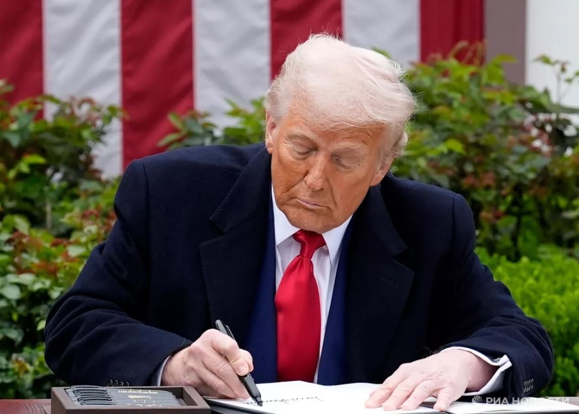 Tổng thống Trump ký sắc lệnh áp thuế quan mới lên toàn cầu tại Vườn Hồng, Nhà Trắng ngày 3/4. Ảnh: RIA Novosti