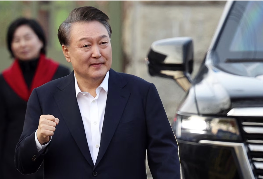 Cựu Tổng thống Hàn Quốc Yoon Suk Yeol bên ngoài trại giam Seoul sau khi được thả. (Ảnh Reuters)