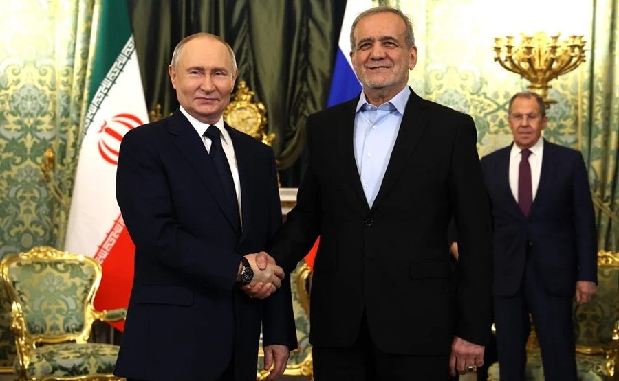 Tổng thống Nga Vladimir Putin (trái) gặp Tổng thống Iran Masoud Pezeshkian (phải) tại Moscow, Nga. Ảnh: The Kyiv Independent