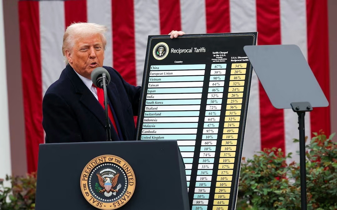 Tổng thống Mỹ Donald Trump công bố chính sách thuế mới ngày 2/4 - Ảnh: Reuter