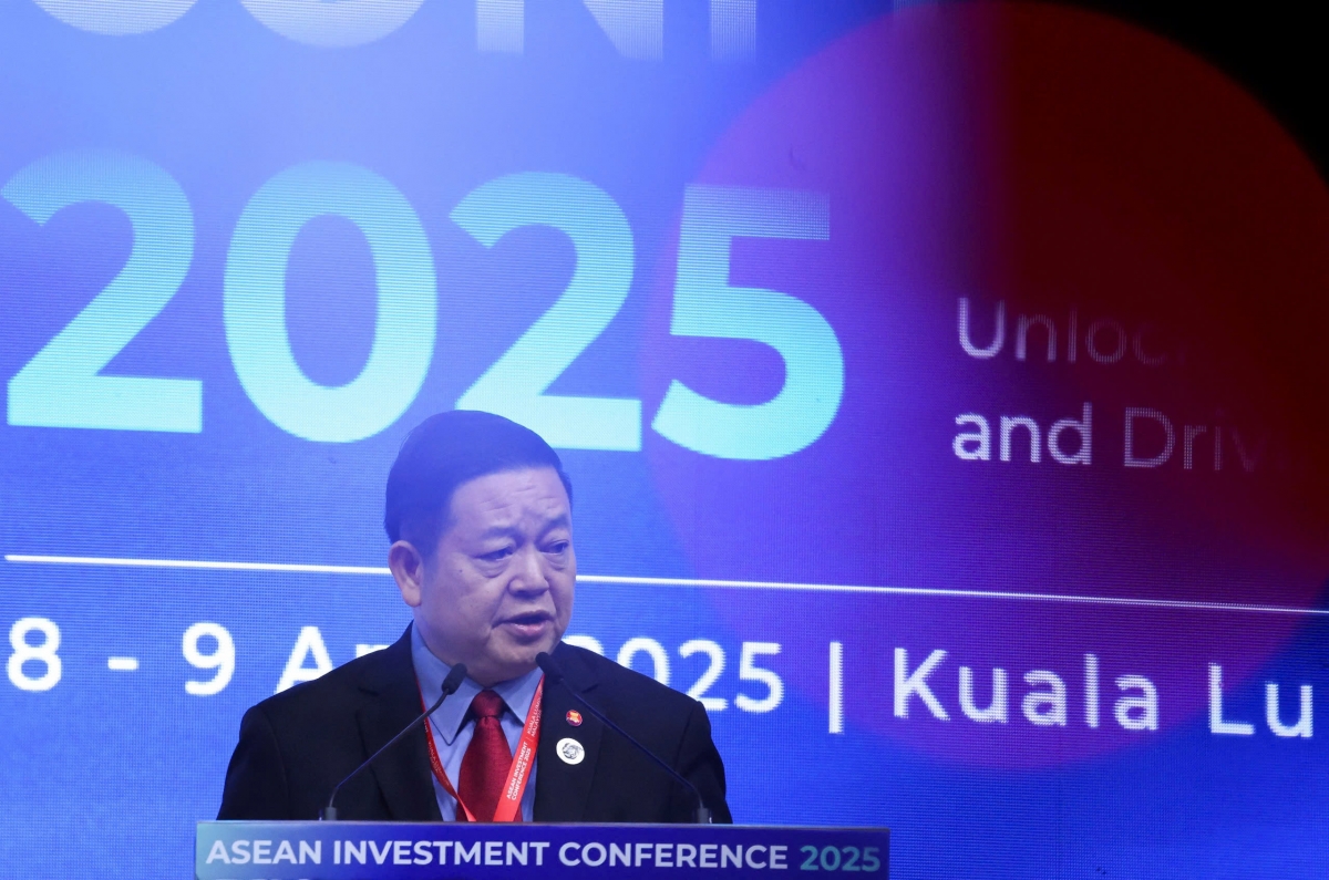 Tổng thư ký ASEAN Kao Kim Hourn phát biểu tại hội nghị đầu tư trước thềm Hội nghị Bộ trưởng Tài chính và Thống đốc Ngân hàng trung ương ASEAN lần thứ 12 (AFMGM 12) tại Kuala Lumpur, Malaysia vào hôm 9/4/2025. (Ảnh: Reuters)