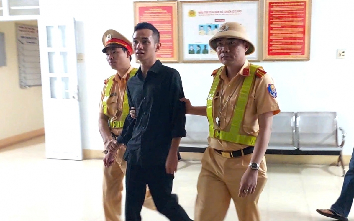 Trạm Cảnh sát giao thông Tuy Phước, thuộc Phòng Cảnh sát Giao thông Công an tỉnh Bình Định phối hợp với các lực lượng phát hiện, tạm giữ Nguyễn Quang Nhật (áo đen)