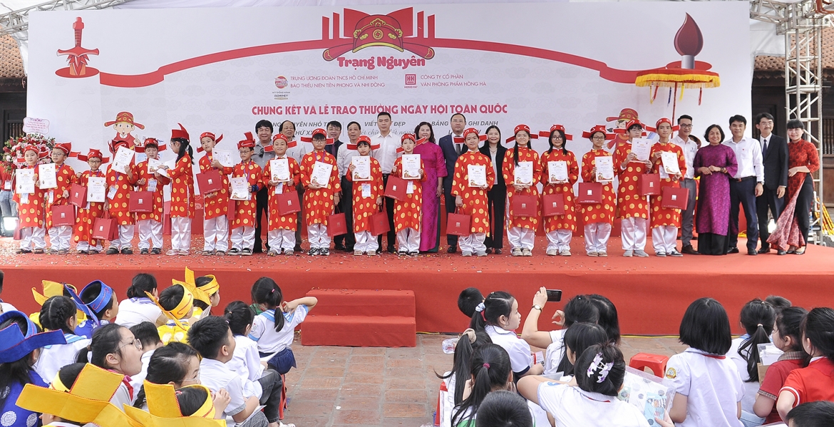 Ban Tổ chức trao giải cho các thí sinh