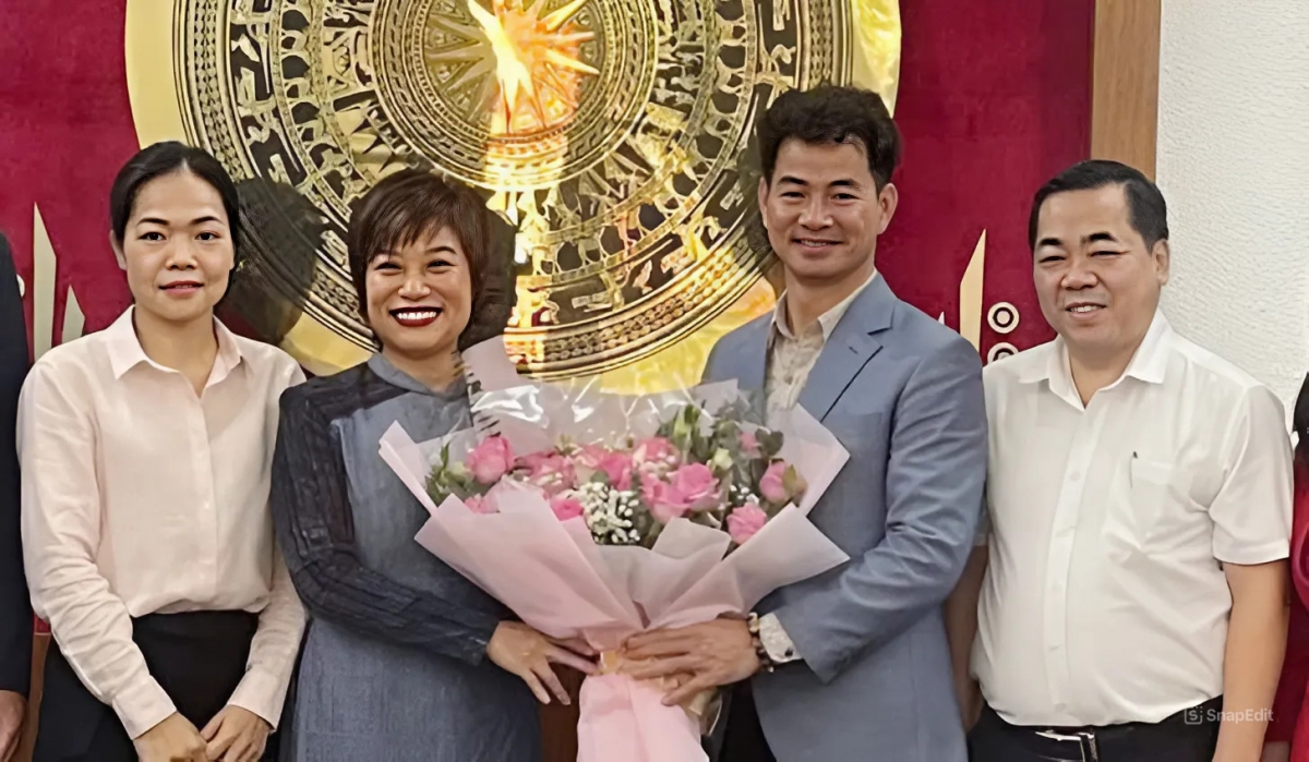 Trên trang cá nhân, NSND Trần Ly Ly vừa chia sẻ hình ảnh nhận quyết định bổ nhiệm làm Chủ tịch Hội đồng trường - Học viện Múa Việt Nam từ Thứ trưởng Bộ VHTTDL Tạ Quang Đông. Chị cũng đồng thời nhận hoa chia tay từ NSND Xuân Bắc - người kế nhiệm vị trí Cục trưởng Cục Nghệ thuật biểu diễn. NSND Trần Ly Ly chính thức đảm nhiệm vị trí Chủ tịch Hội đồng trường - Học viện Múa Việt Nam từ 1/4.