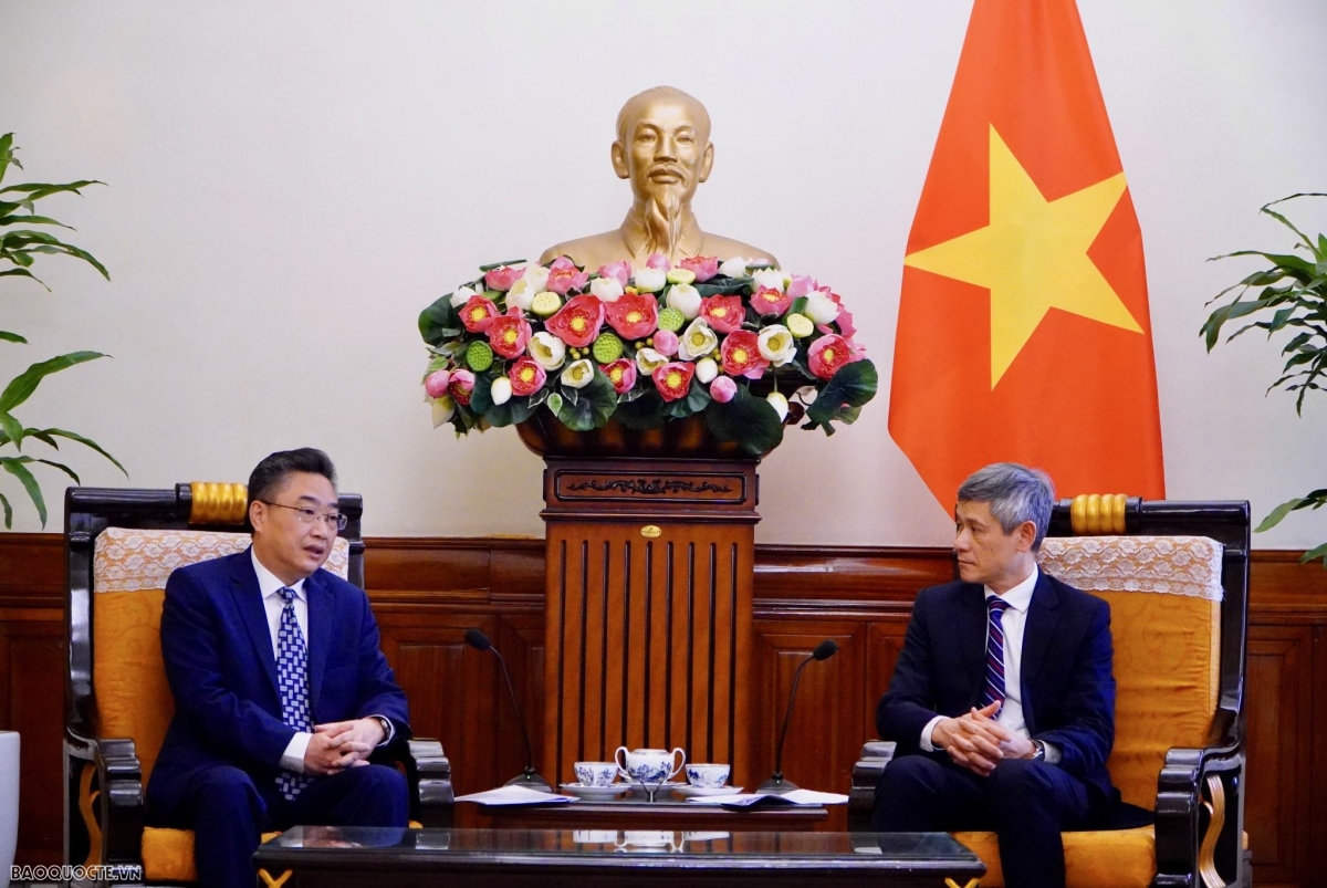 Trợ lý Bộ trưởng Ngoại giao Nguyễn Minh Vũ tiếp Tổng Thư ký Trung tâm ASEAN - Trung Quốc Sử Trung Tuấn (trái) trong chuyến thăm Việt Nam của ông hồi đầu năm 2024. (Ảnh: Báo Quốc tế)