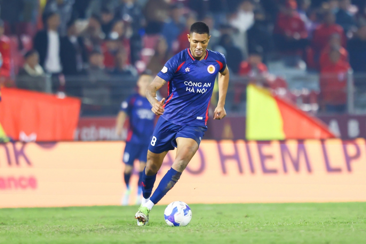 Vitao kiến tạo cho Alan ghi bàn. (Ảnh: VPF). 