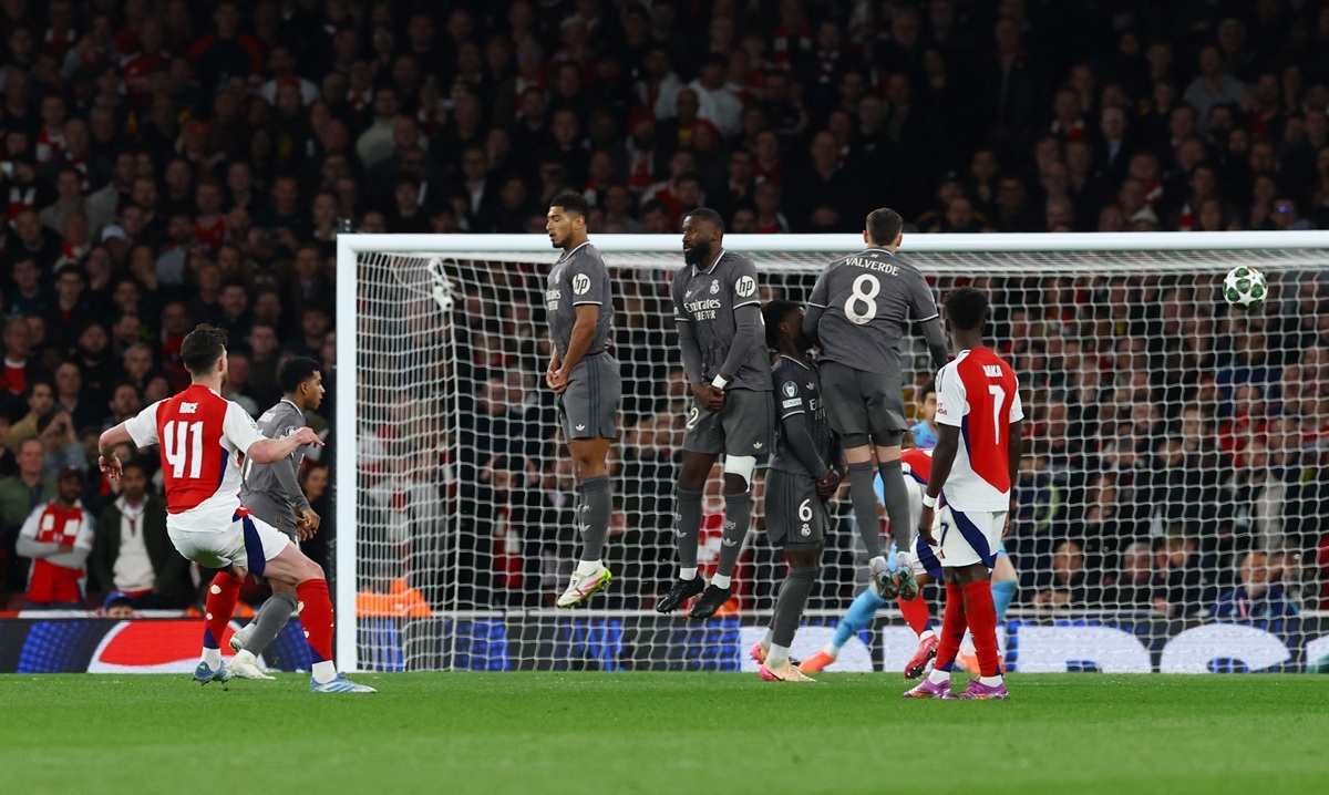 Declan Rice thực hiện cú đá phạt đưa bóng đi theo quỹ đạo không tưởng rồi bay thẳng vào lưới Real Madrid.
(Ảnh: Reuters). 