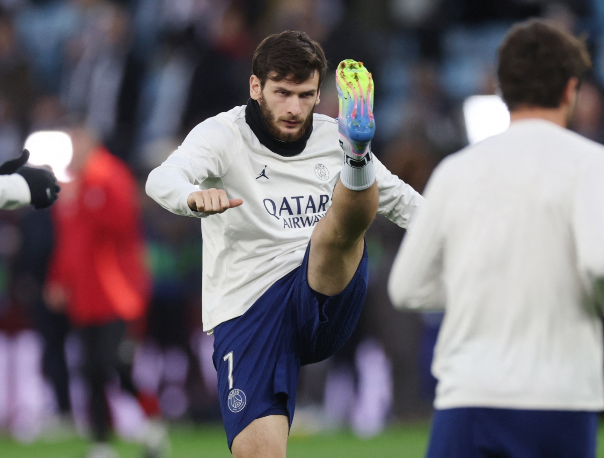 Cầu thủ 2 đội khởi động trước trận. (Ảnh: Reuters). 