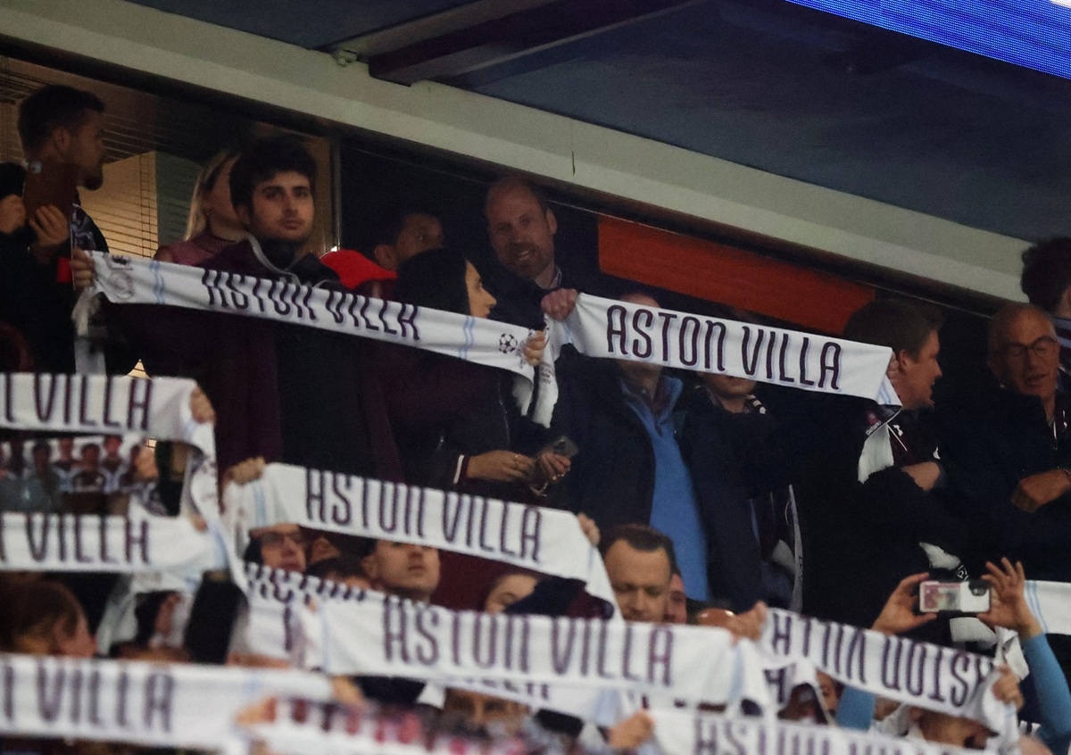 Rất đông CĐV Aston Villa có mặt trên sân. (Ảnh: Reuters). 