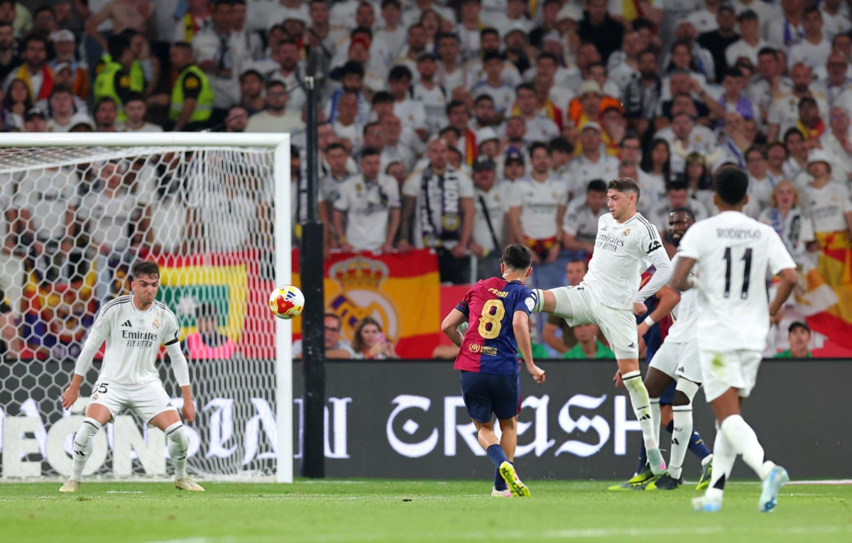 Khoảnh khắc Pedri dứt điểm ghi bàn. (Ảnh: Getty). 