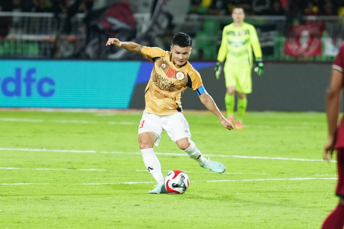 Quang Hải đang chơi khá tốt nơi tuyến giữa của CLB CAHN. (Ảnh: CLB CAHN). 