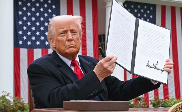 Tổng thống Mỹ Donald Trump ký sắc lệnh áp thuế đối ứng ngày 2/4 (theo giờ Mỹ) - (Ảnh: AFP)