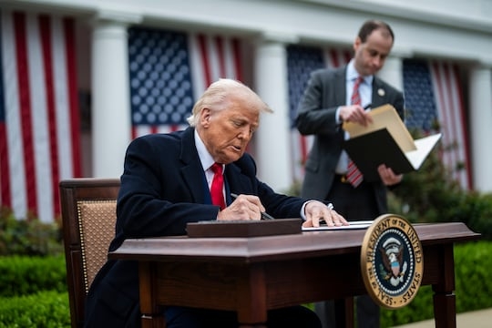 Tổng thống Trump đưa ra quyết định cuối cùng về cách tính thuế chỉ chưa đầy 3 giờ trước khi ông công bố chúng tại Vườn Hồng chiều 2/4/2025. Ảnh: Washington Post