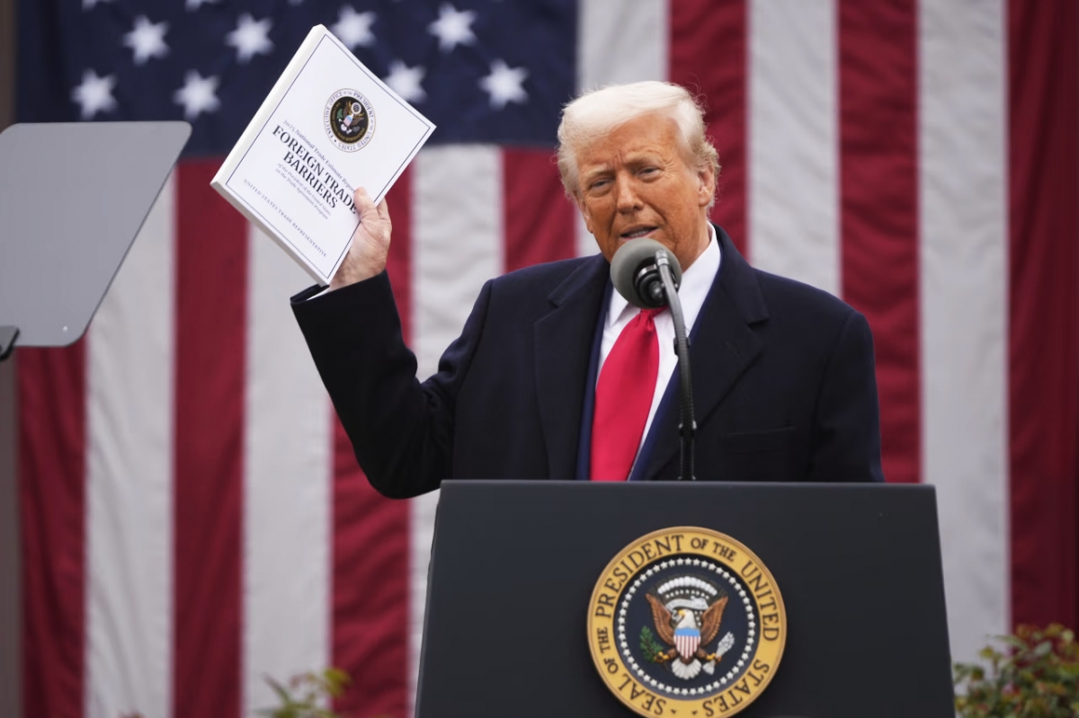 Tổng thống Trump thông báo về chính sách thuế mới của Mỹ tại Vườn Hồng ngày 2/4/2025. Ảnh: WSJ