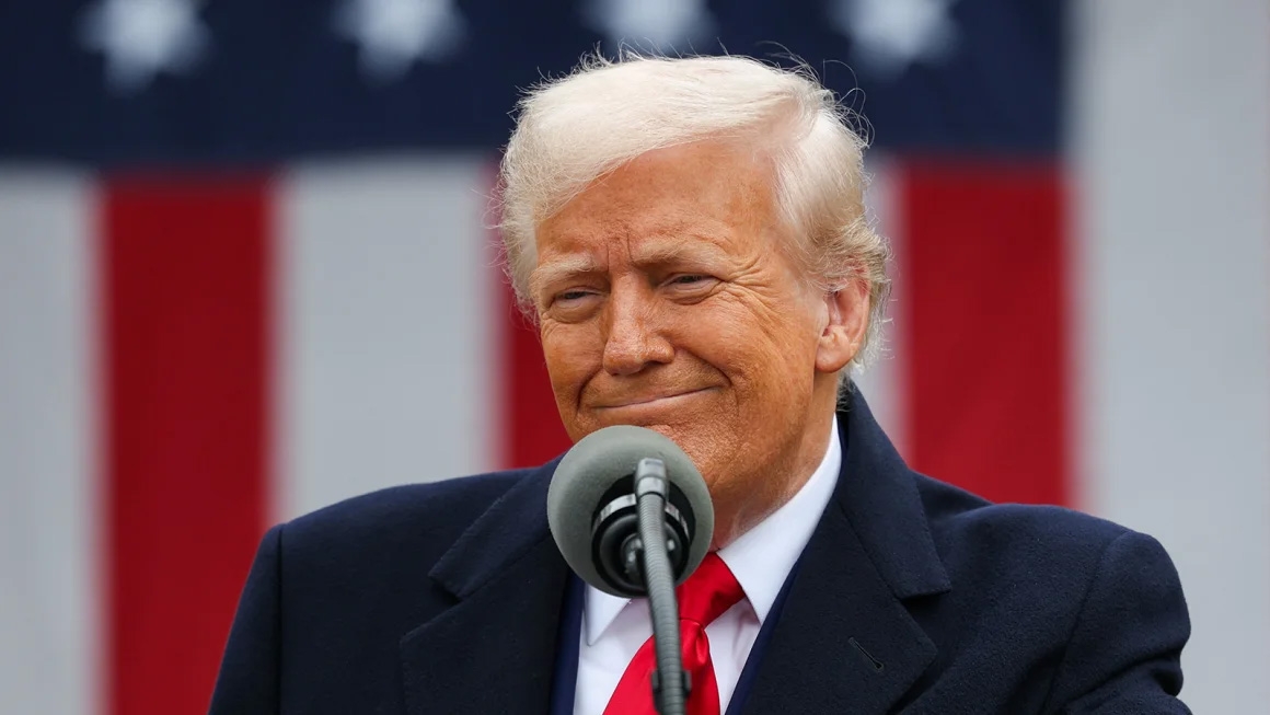 Tổng thống Trump công bố chính sách thuế mới của Mỹ tại Vườn Hồng, Nhà Trắng hôm 2/4/2025. Ảnh: Reuters