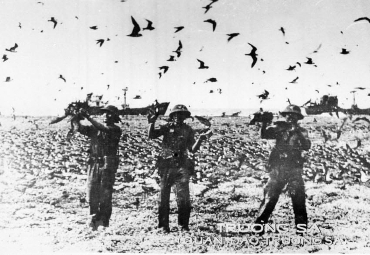 Bộ đội Hải quân giải phóng đảo Song Tử Tây ngày 14/4/1975. (Ảnh Tư liệu)