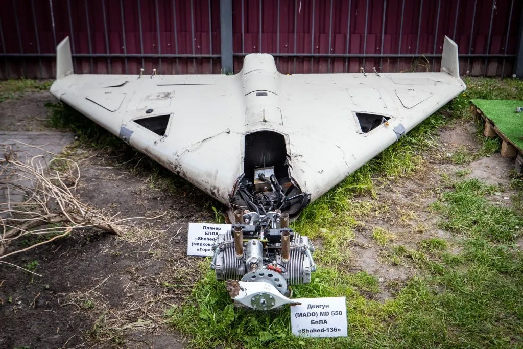 Mảnh vỡ UAV Shahed 136 được trưng bày tại một triển lãm ở Kiev, Ukraine, ngày 12/5/2023. Ảnh: Getty