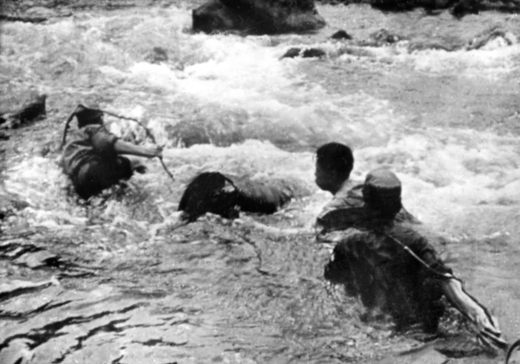 Vận chuyển xăng qua suối