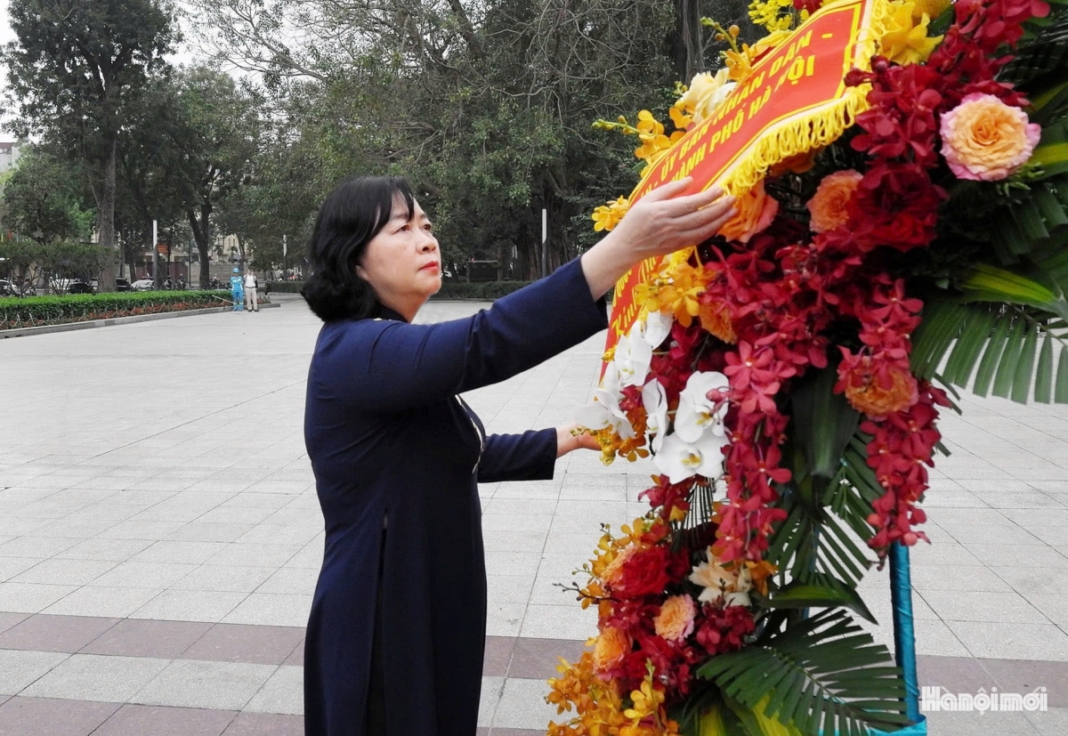Bí thư Thành ủy Hà Nội Bùi Thị Minh Hoài dâng hoa tưởng nhớ lãnh tụ V.I.Lênin.