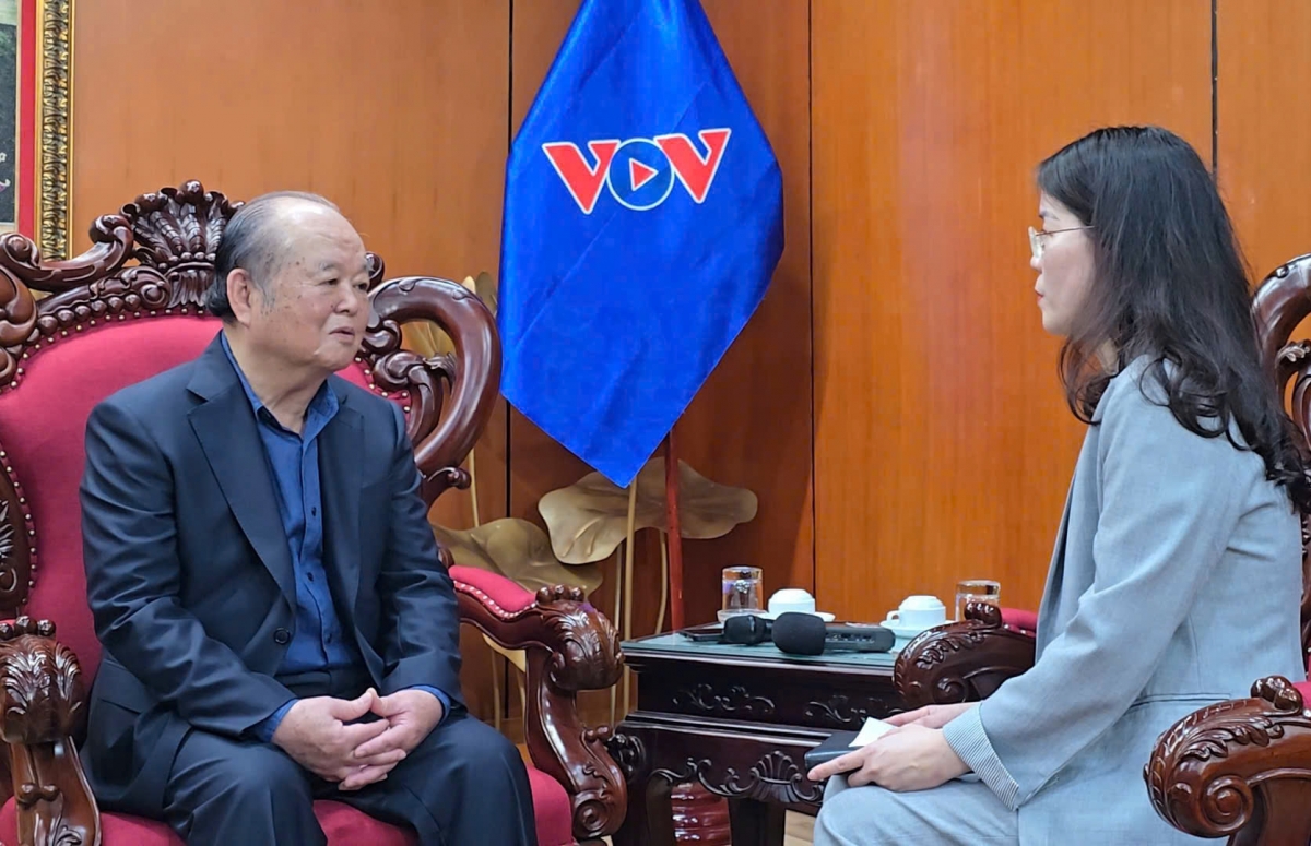 Phóng viên VOV phỏng vấn Giáo sư Hoàng Tranh.