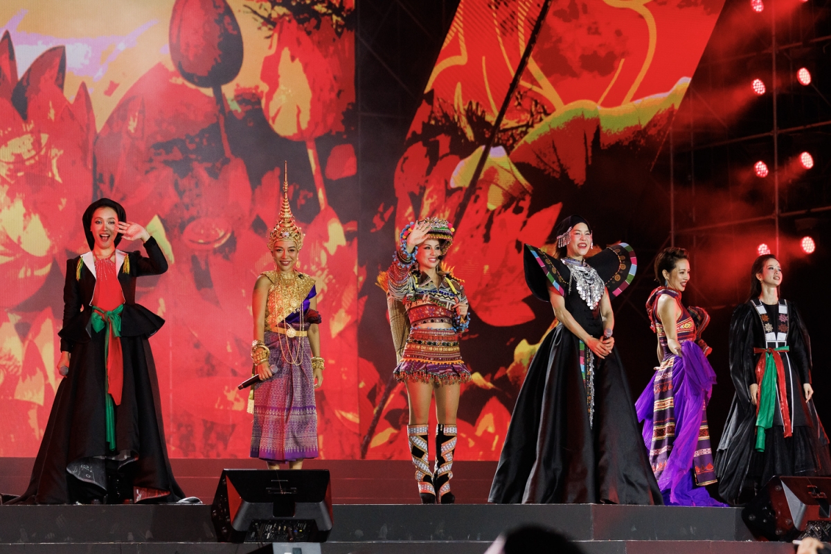 Sân khấu Chị đẹp Concert được thiết kế với hệ thống màn hình led hiện đại, số lượng lớn và kết hợp mô hình sân khấu nâng cộng thêm cầu xoay ấn tượng. Tổng thể sân khấu Chị Đẹp Concert được lấy ý tưởng từ hình ảnh con thuyền lớn ra khơi, đồng hành cùng 48 nữ nghệ sĩ “Đạp gió rẽ sóng”.