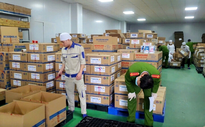 Cơ quan công an đang điều tra 573 sản phẩm của đường dây sản xuất sữa giả. (Ảnh: Bộ Công an)